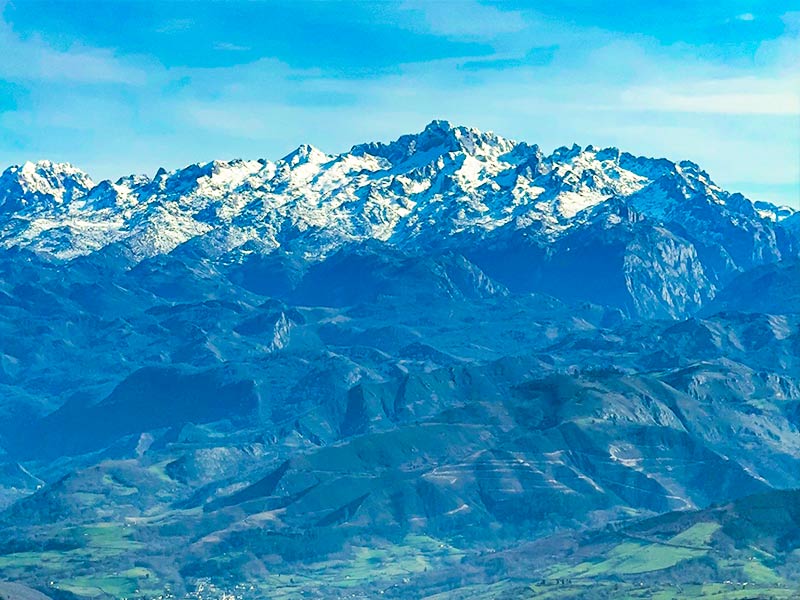 picos-europa El valle del pueblo de Sotres rodeado de montañas, ideal para amantes de la naturaleza